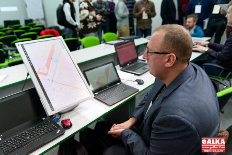 Шість інноваційних ІТ-проектів, які можуть змінити місто, презентували у Франківську (ФОТО)