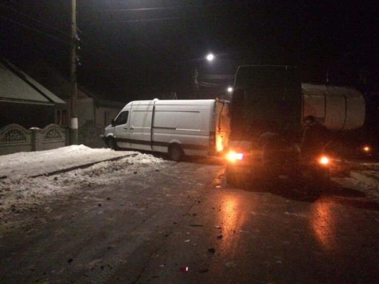 Масштабна ДТП у Рогатині заблокувала трасу Львів – Івано-Франківськ (ФОТО)