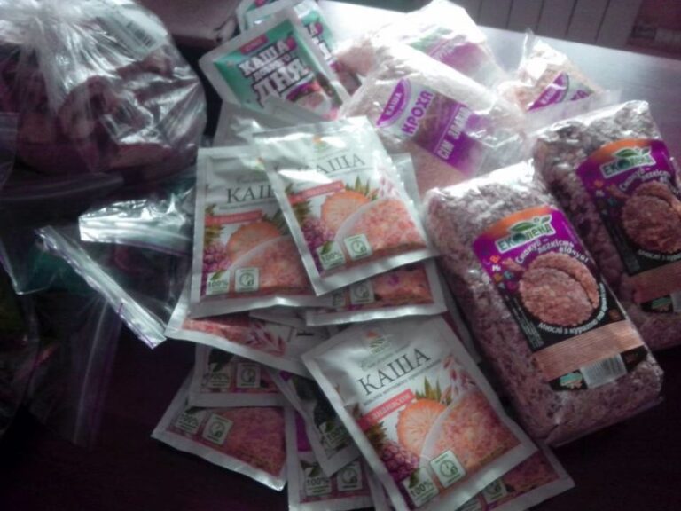 Ящик смачних подарунків відправили на фронт із Франківська (ФОТО)