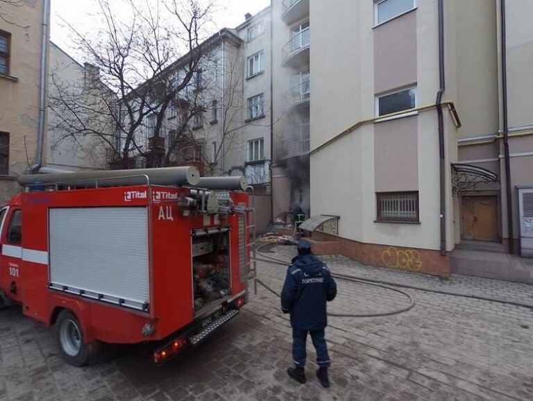 У центрі міста вранці у вівторок виникла пожежа (ФОТО, ВІДЕО)