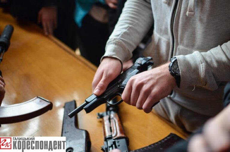 Зброю та бронежилети показали франківським школярам (ФОТО)