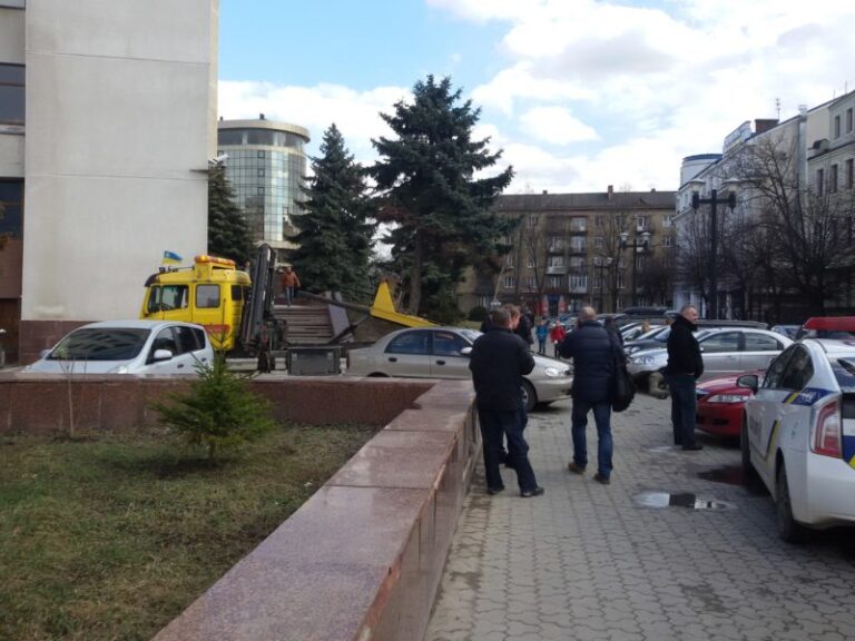 У центрі Франківська патрульні мали намір евакуювати авто районного комісара (ФОТО)