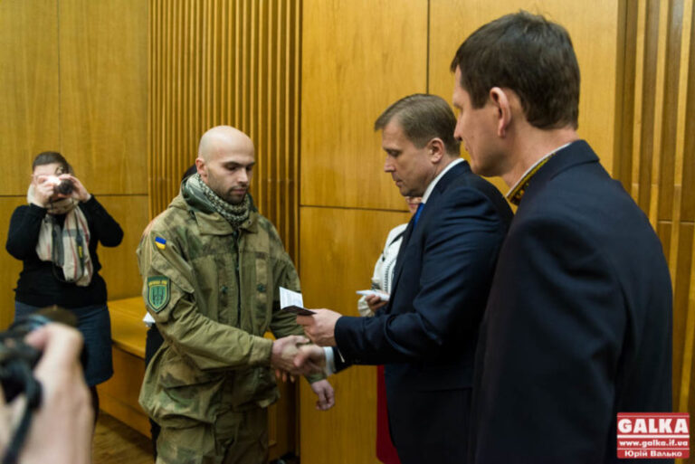 Добровольцям АТО вручили посвідчення на сесії обласної ради (ФОТО)