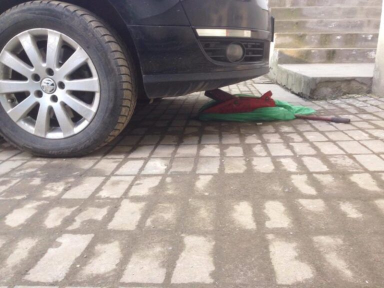 У Франківську невідомі намагалися вкрасти колеса з автівки (ФОТО)