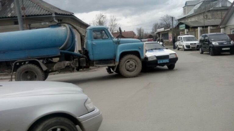 У Коломиї поліція в’їхала у вантажівку з фекаліями (ФОТО)