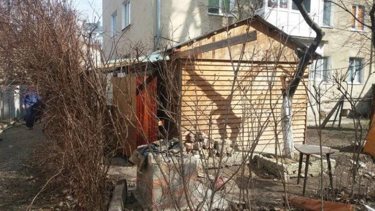 Зі штовханиною та сварками демонтували скандальну прибудову на Республіканській (ФОТО, ВІДЕО)