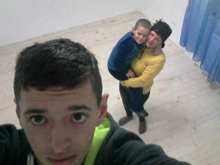 Волонтери допомогли відремонтувати будинок бійця з Калущини, який помер на власному подвір’ї (ФОТО)