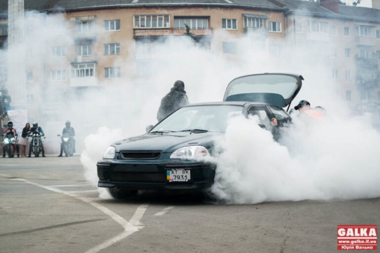 Чоловіки заздрили: у Франківську жінки за кермом ефектно позмагалися у автослаломі (ФОТО)