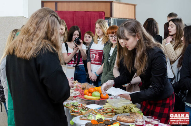 Солодкий ярмарок організували франківські студенти та викладачі, щоб допомогти онкохворій журналістці Оксані Кваснишин (ФОТО)