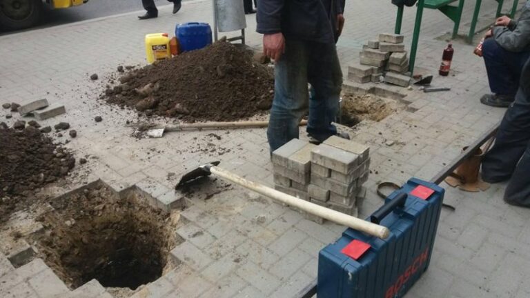 На Незалежності почали встановлювати “розумну зупинку” (ФОТО)