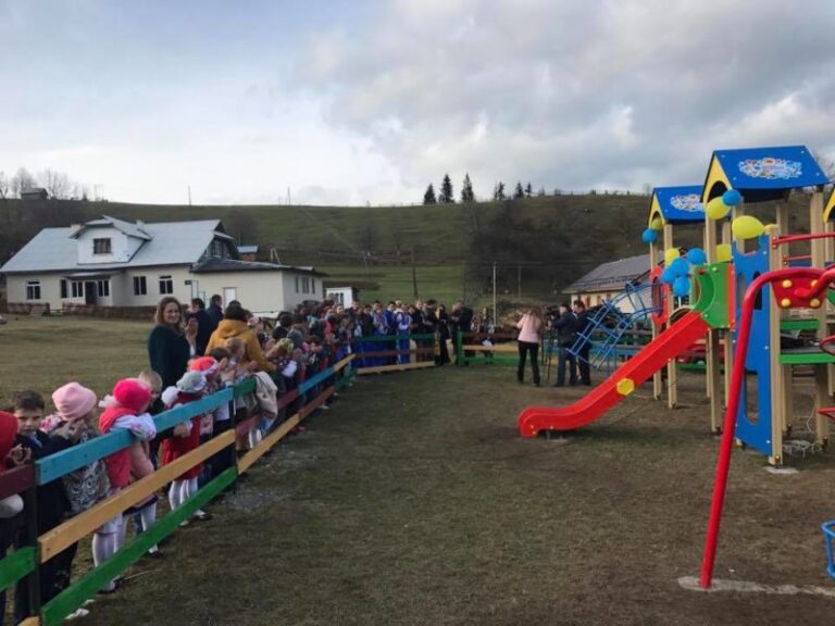 Сучасний дитмайданчик встановили у високогірному селі на Прикарпатті (ФОТО)