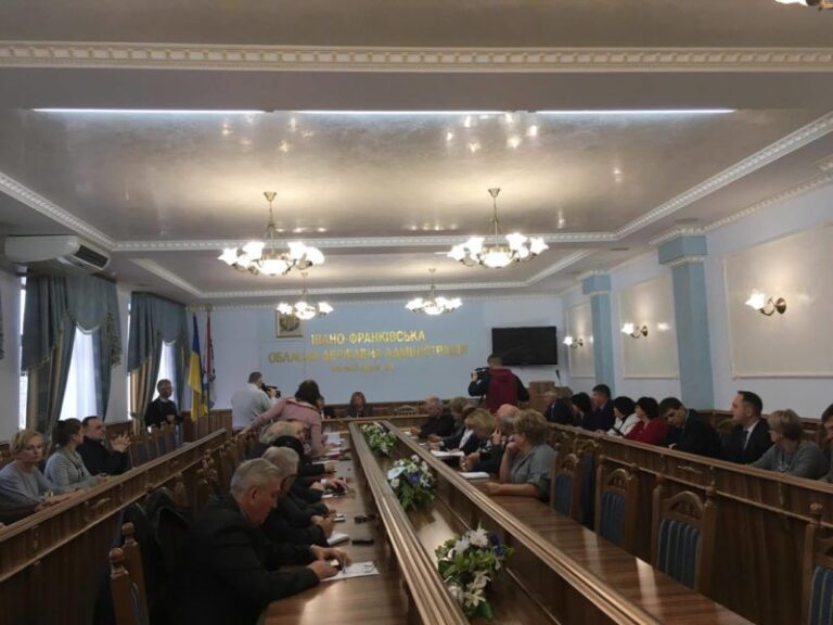 До кінця року освітянам та медикам області знову не стане грошей на зарплати