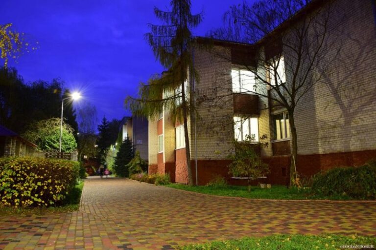 Територію дитсадка на Каскаді облаштували вуличним освітленням
