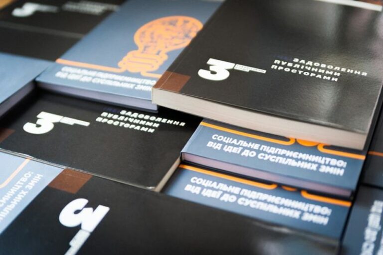 Громадські активісти передали книжки франківським  бібліотекам