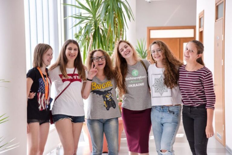 Школярок Прикарпаття запрошують до участі у міжнародному конкурсі з ІТ-підприємництва