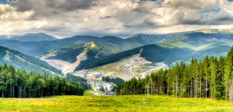 Найчастіше Прикарпаття відвідують молоді люди парами – соціологічне дослідження