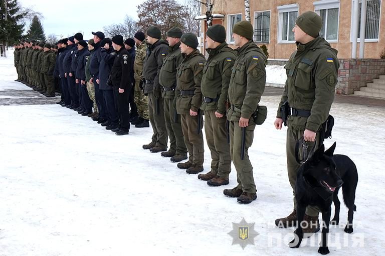 У Франківську поліціянти і нацгвардійці відпрацьовували навички конвоювання  (ФОТО)