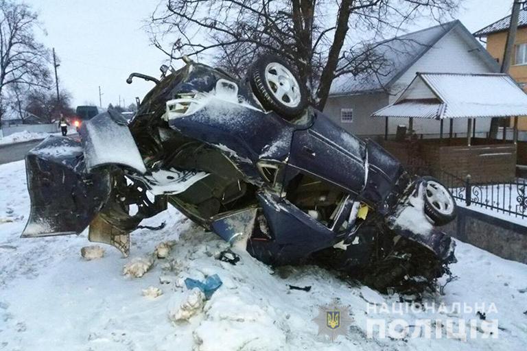 Смертельна ДТП на Прикарпатті: автівка врізалася в бетонну огорожу (ФОТО)