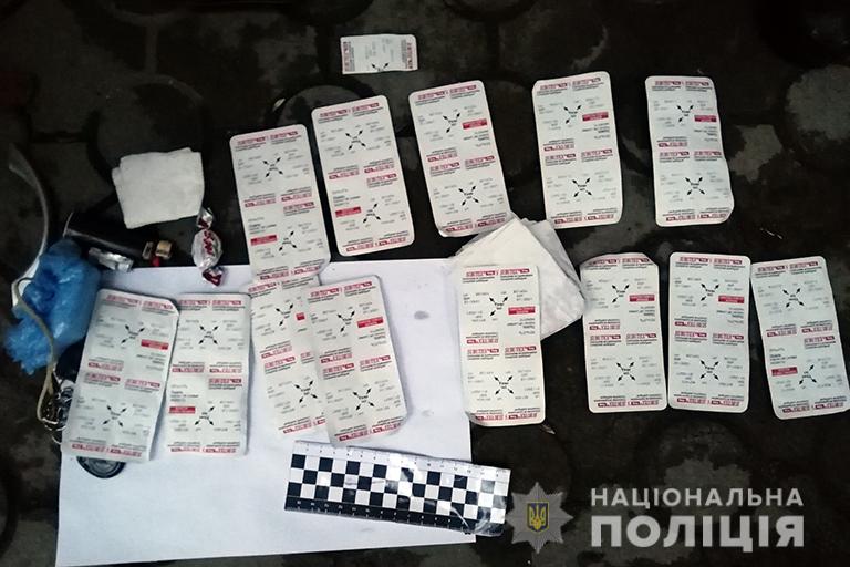 Франківські поліціянти знайшли у чоловіка 100 таблеток субітексу та амфетамін (ФОТО)