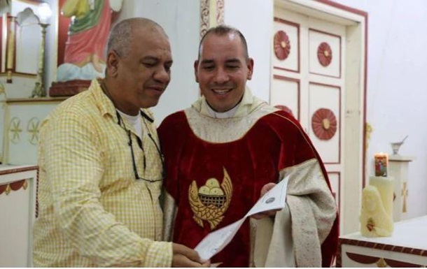 В Іспанії шахрай 18 років прикидався священиком