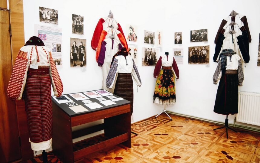 На Прикарпатті відкрили виставку історії моди (ФОТО)