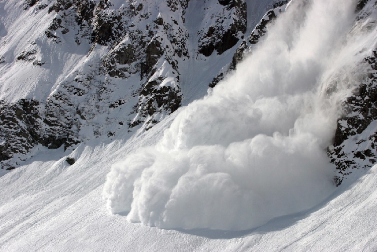 Рятувальники попереджають про небезпеку снігових лавин у Карпатах