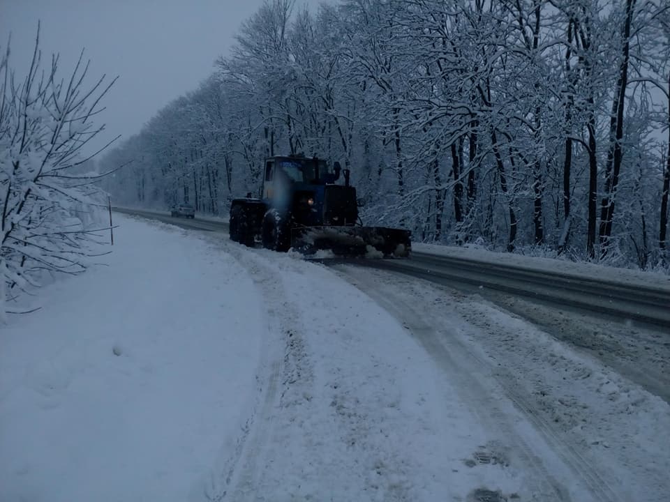 У Святвечір на Прикарпатті рятувальники витягували зі снігового полону дві машини