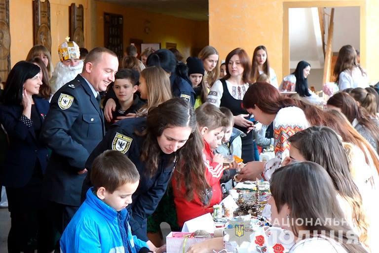 Прикарпатські поліціянти створювали ялинкові прикраси разом з вихованцями центру реабілітації дітей (ФОТО, ВІДЕО)