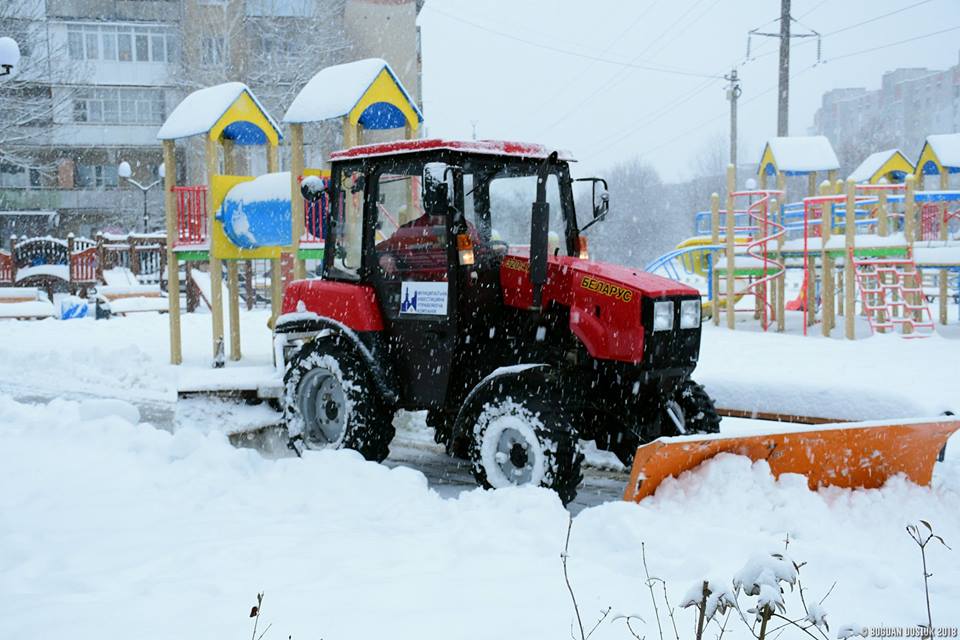 Як МІУК прибирає від снігу франківські двори (ФОТО)