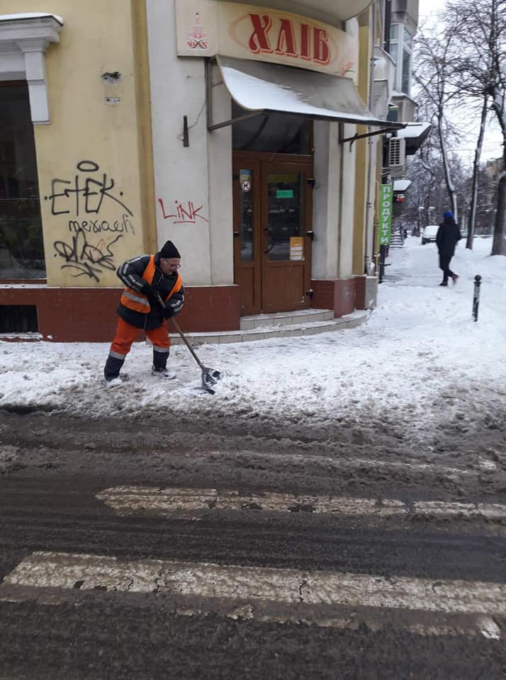 У неділю чистити вулиці Франківська від снігопаду вийшли десятки дорожників та спецтехніка (ФОТО, ВІДЕО)