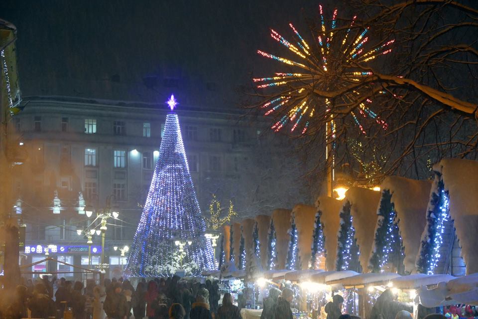 Зимова франківська казка: у мережі з’явилися чарівні світлини святкового міста вночі (ФОТО)