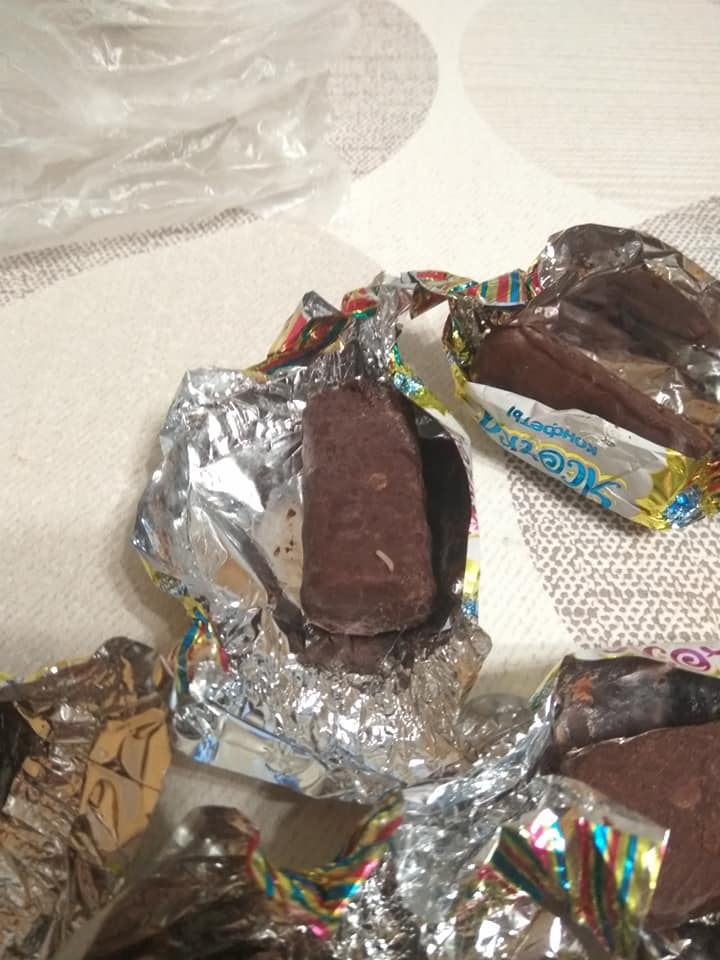 Солодощі з “сюрпризом”: франківці продали цукерки з хробаками (ФОТО)