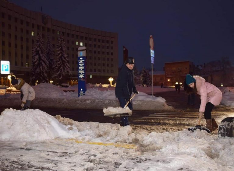 “Ми є ґазди у своєму місті”, – Марцінків і чиновники удосвіта прибирали місто від снігу (ФОТО, ВІДЕО)