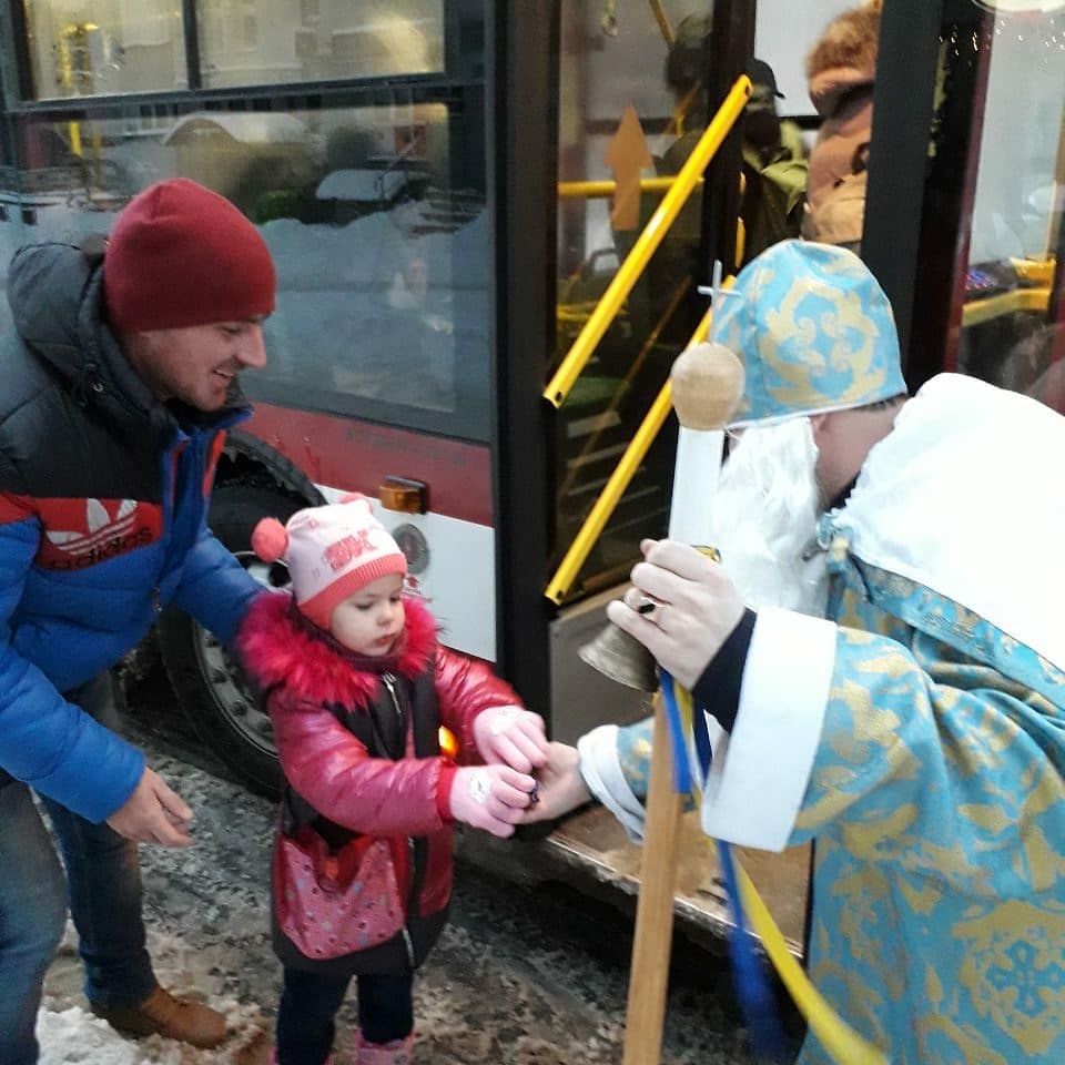У комунальному транспорті Франківська Святий Миколай роздавав пасажирам солодощі та фрукти (ФОТО)