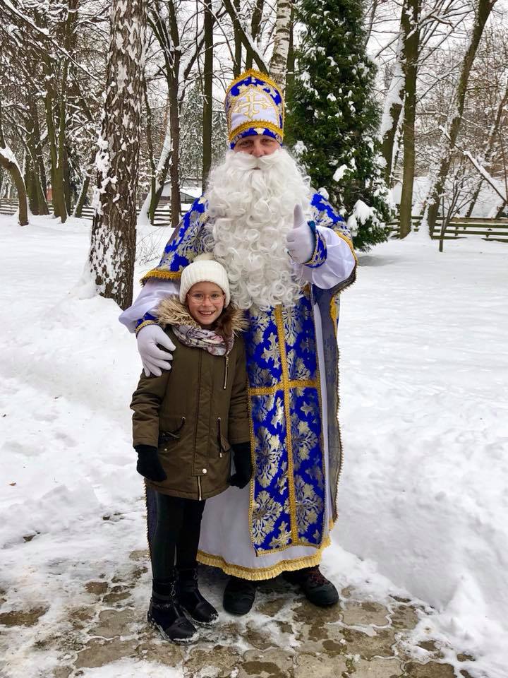 Святий Миколай роздавав печиво відвідувачам міського парку (ФОТО)