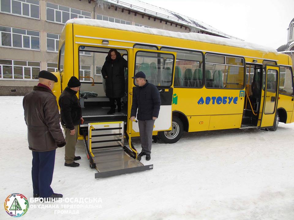 Брошнів-Осадська ОТГ отримала шкільний автобус для дітей з особливими потребами (ФОТО)