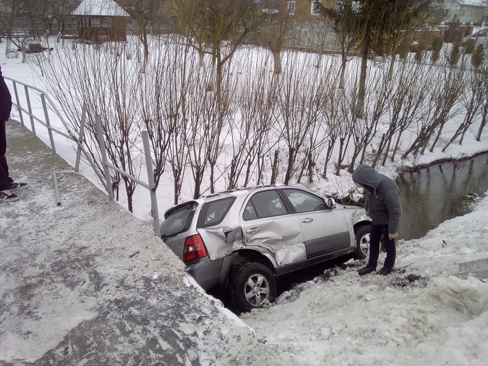 ДТП на Прикарпатті: автівка врізалась у відбійник та злетіла у ставок (ФОТО)