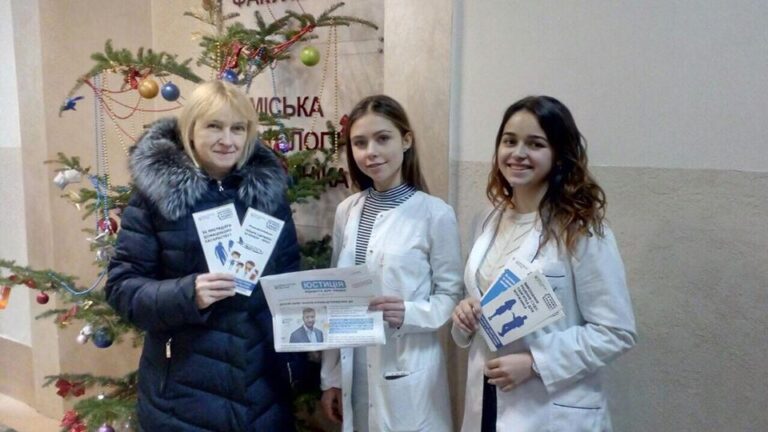 У Франківській стоматології громадянам розповідали про їхні права (ФОТО)