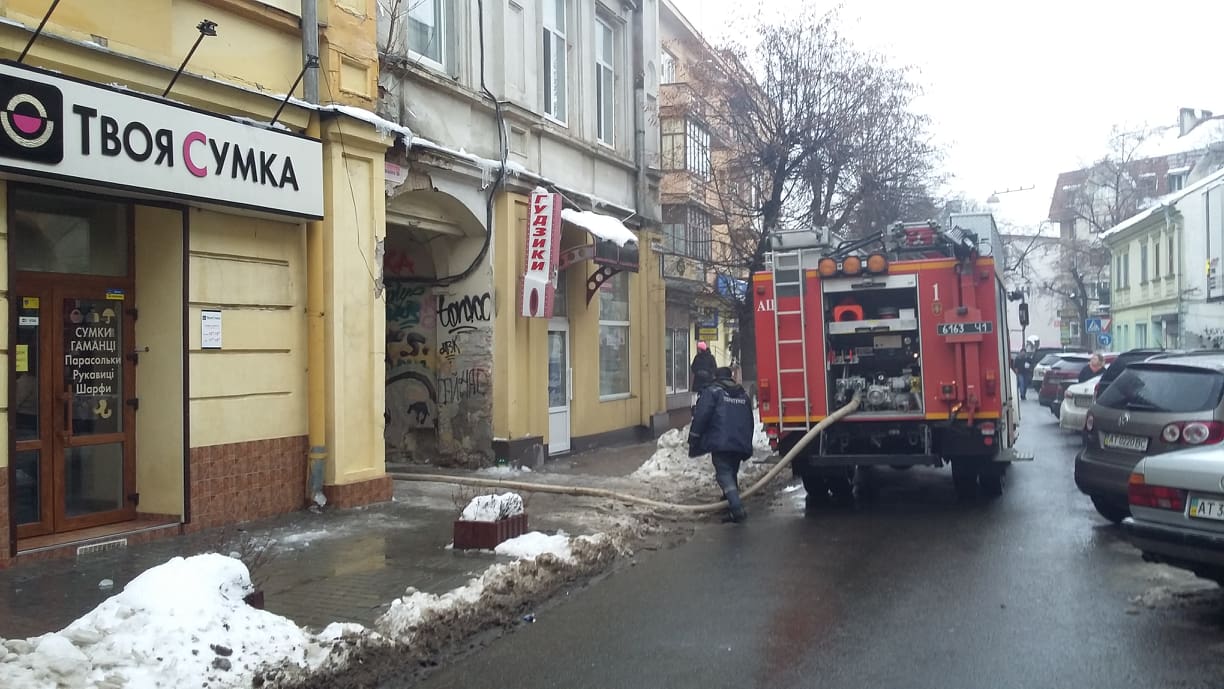 В центрі Франківська сталася пожежа, вулиця Грушевського перекрита (ФОТО, ВІДЕО)