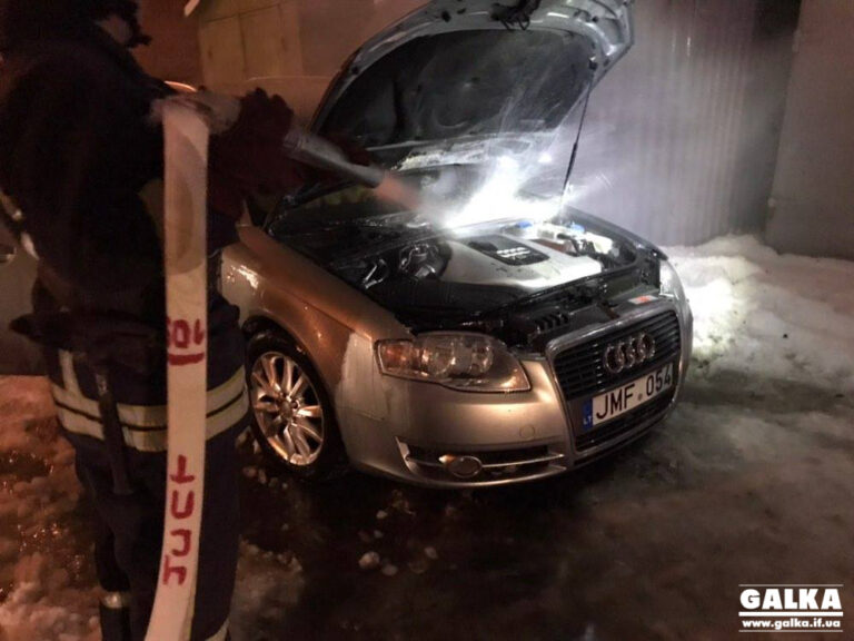 На Івасюка вночі горіла Ауді “на бляхах” – помітні ознаки підпалу (ФОТО, ВІДЕО)