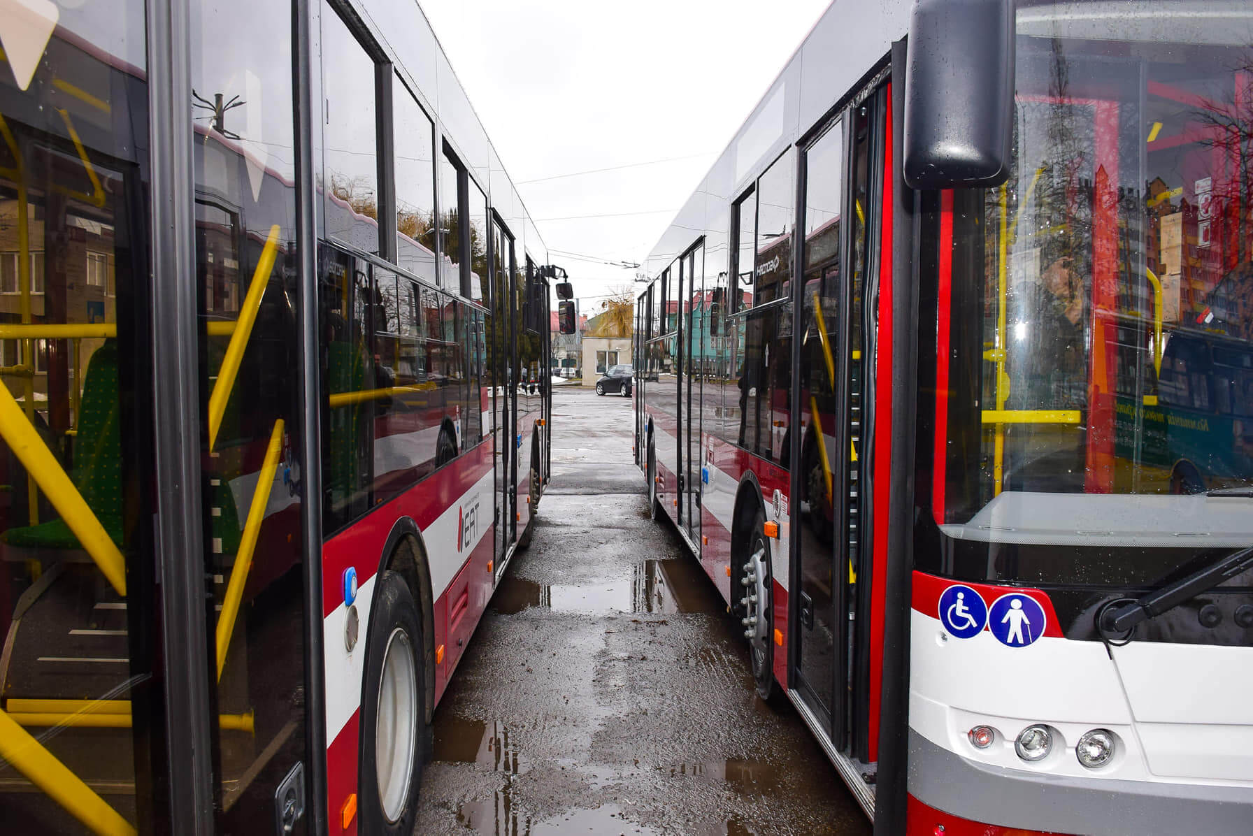 У Франківську тролейбуси та автобуси міняють графіки руху, бо свята
