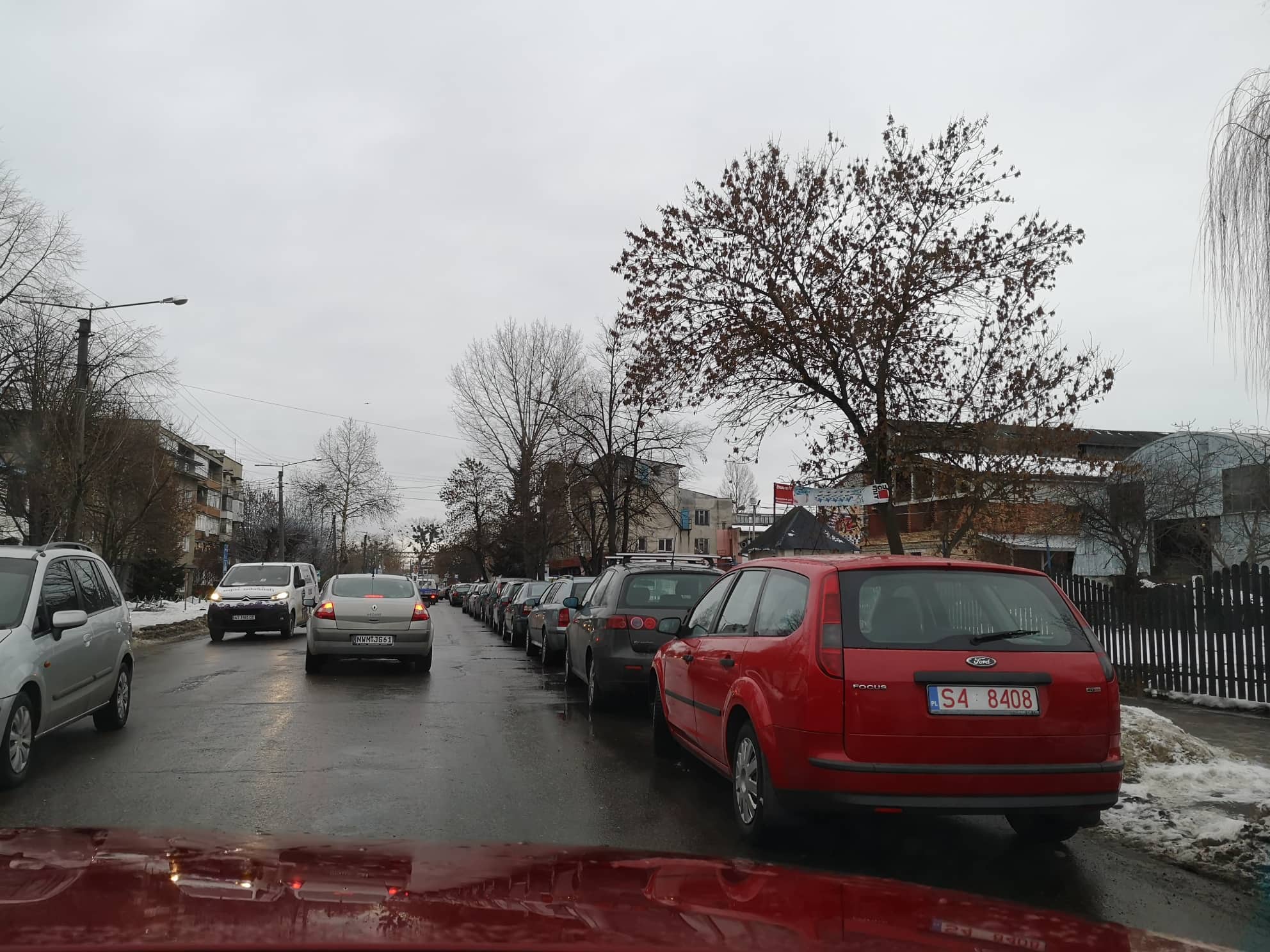 Поблизу митного посту у Франківську зібралися більше сотні машин – не встигають розмитнитись (ФОТОФАКТ)