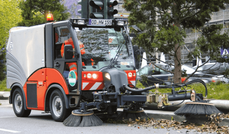 У “Муніципальній дорожній компанії” через брак двірників переходять на механізоване прибирання