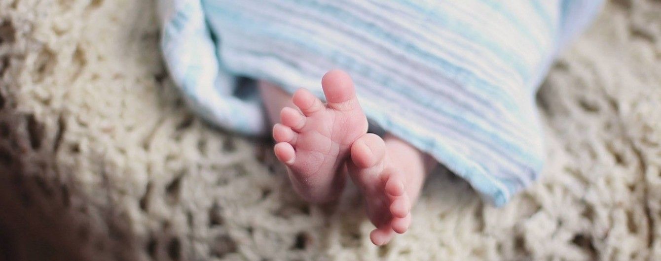 У США жінка народила немовля на стоянці біля лікарні, пуповину перев’язали захисною маскою