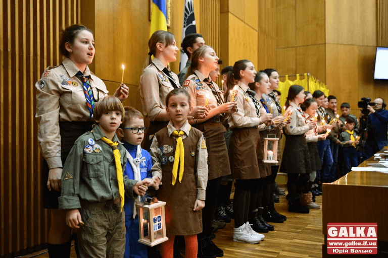 Депутатам облради принесли Вифлеємський вогонь (ФОТО)