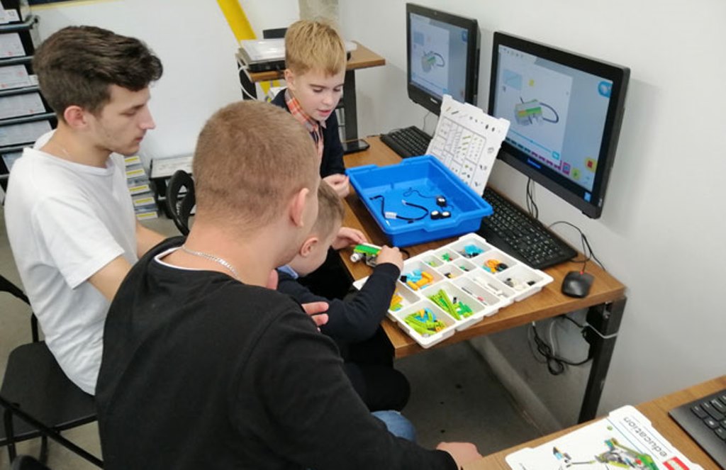 Франківські студенти провели для школярів заняття з робототехніки (ФОТО)