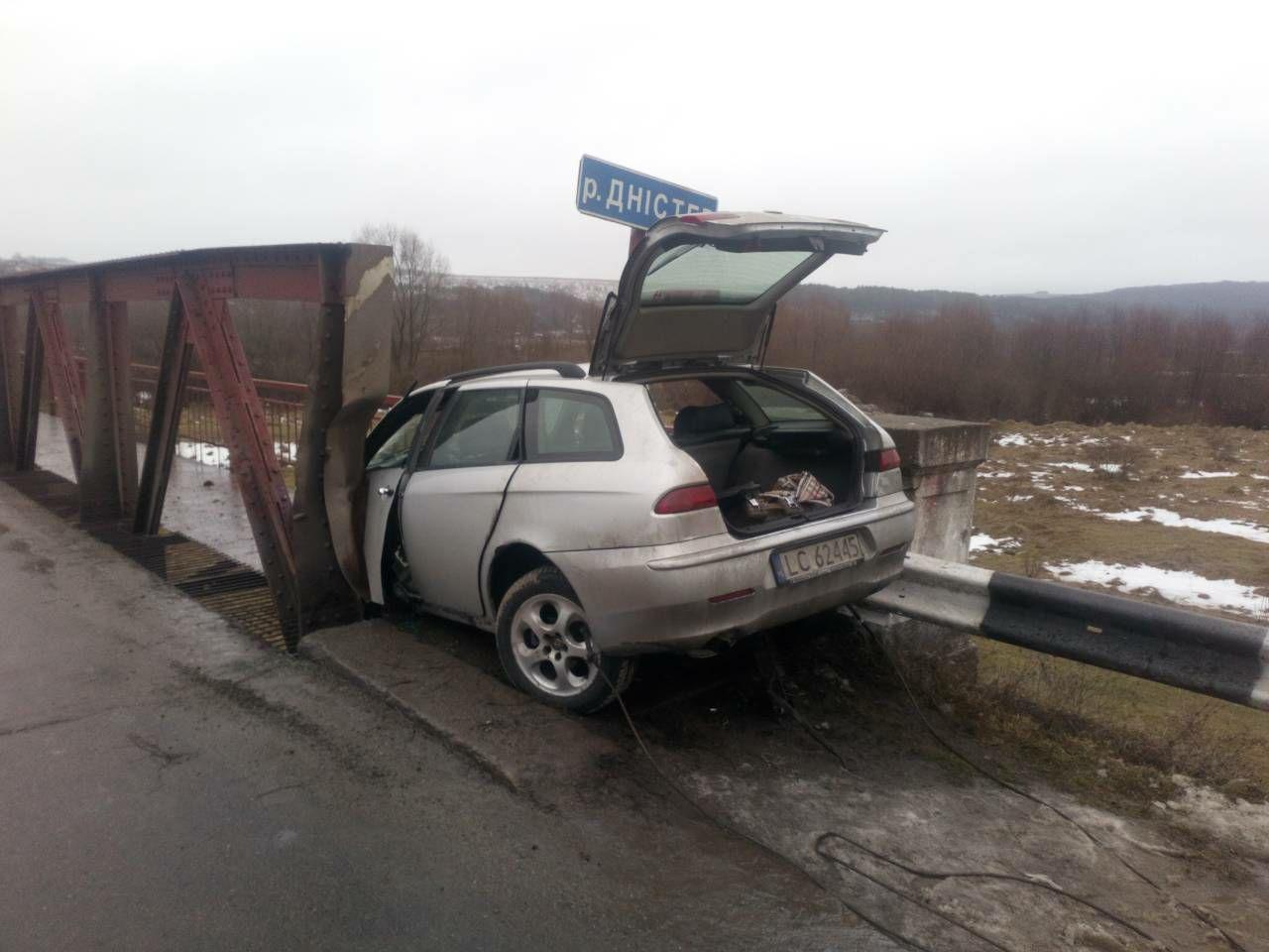 На Тлумаччині авто ледь не злетіло з моста (ФОТО, ОНОВЛЕНО)