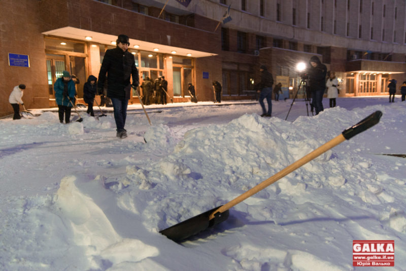 Чиновник з лопатою: Марцінків кличе працівників мерії прибирати сніг