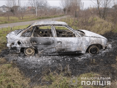 На Коломийщині двоє підлітків і молодик викрали, та спалили автівку (ФОТО)