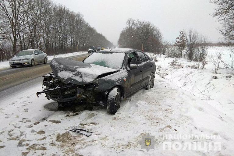 Франківець не впорався з керуванням і злетів з дороги: травмувався пасажир (ФОТО)